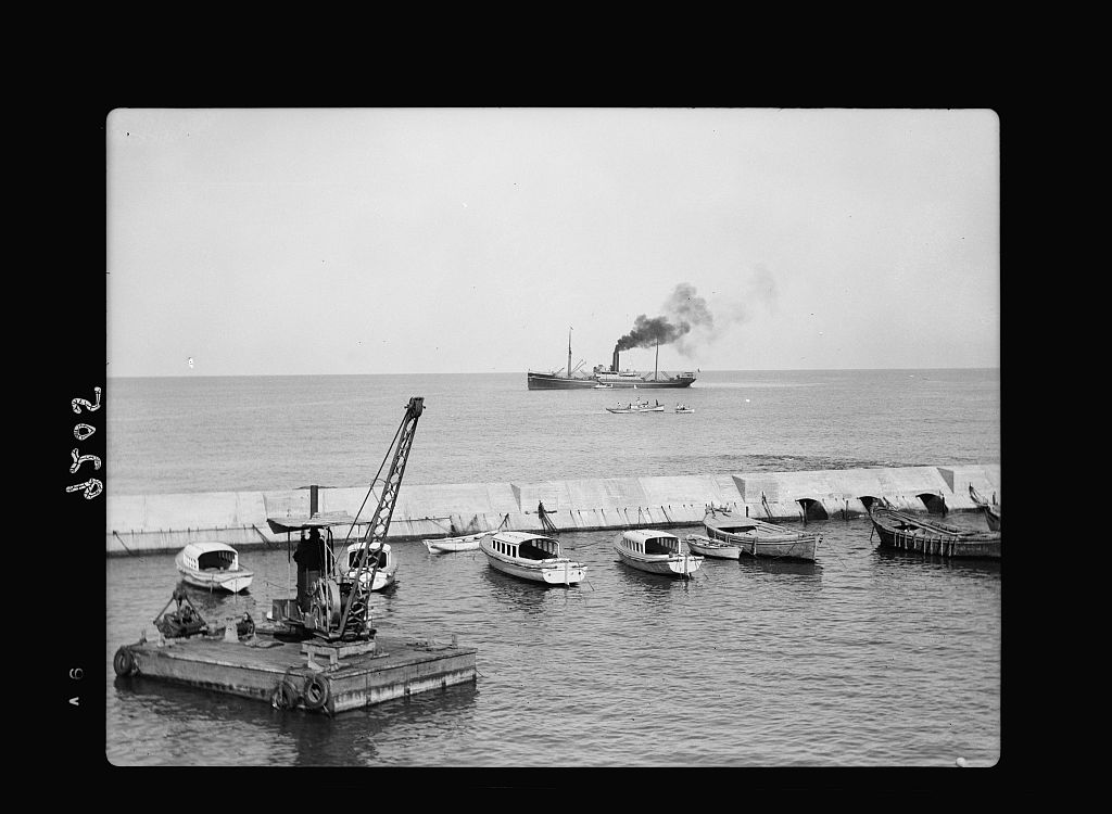 ميناء يافا عند وصول أول سفينة بعد انتهاء الإضراب الكبير عام 1936