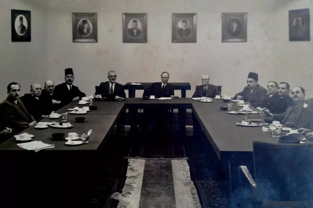 اجتماع مجلس إدارة البنك العربي، ويتوسطه عبد الحميد شومان