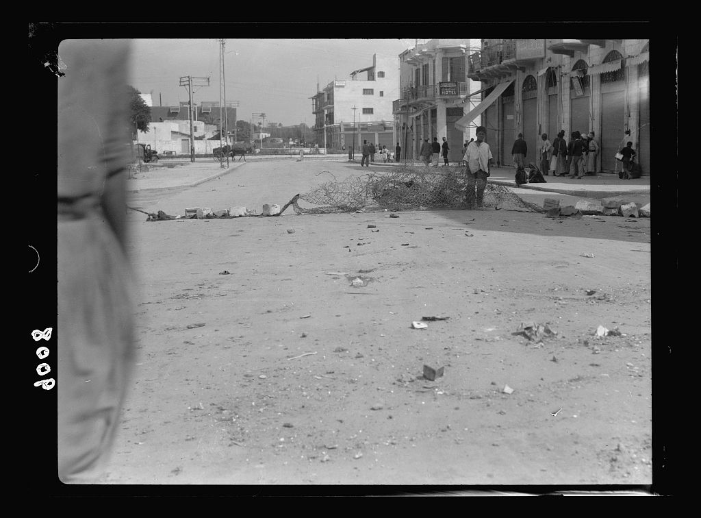 شارع في يافا أغلقه الشباب خلال الإضراب الكبير وثورة فلسطين 1936