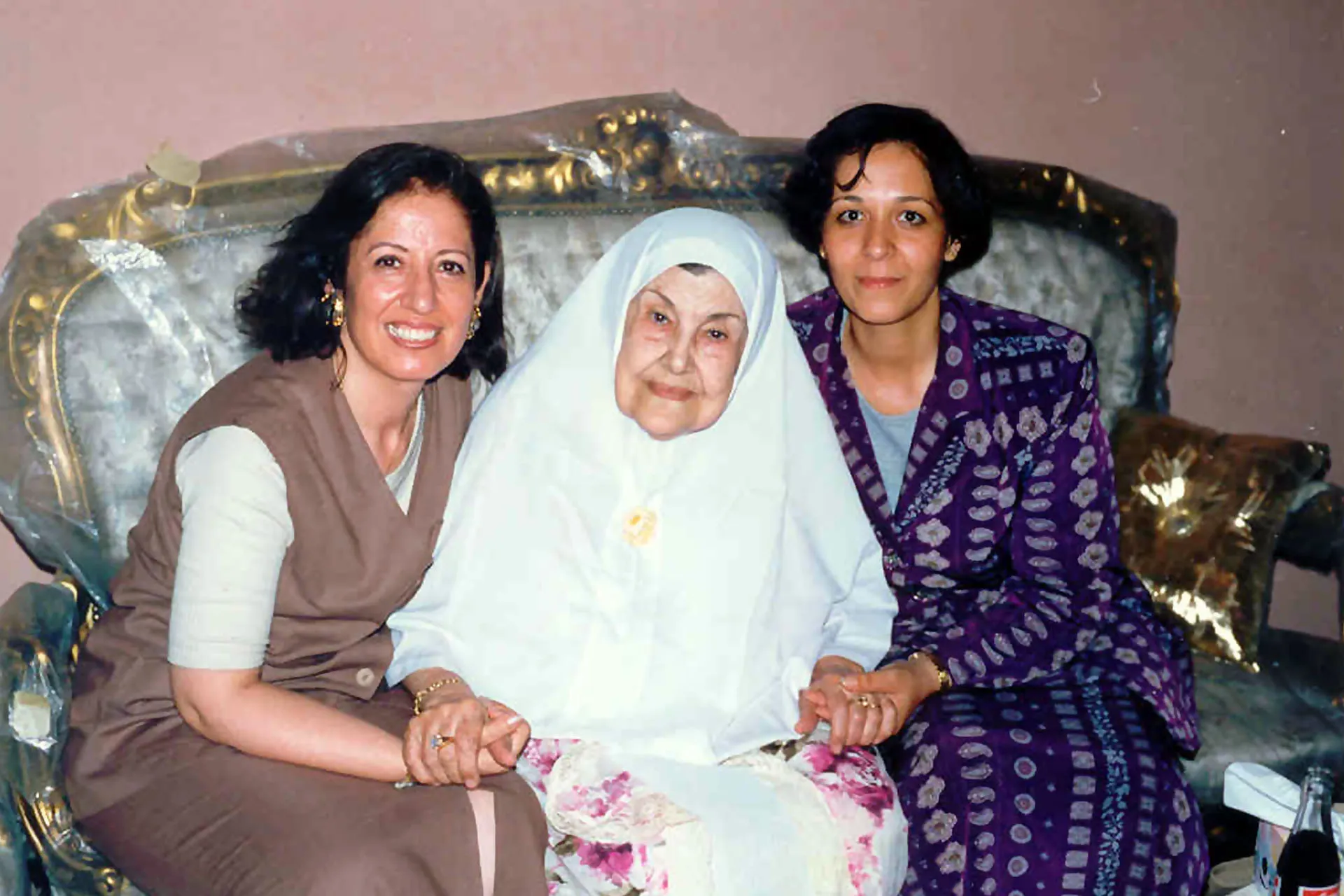 Moheeba Khurshid, founder of Zahrat al-Uqhuwan, between researchers Amal al-Agha and Faiha Abdel Hadi (Source: Al Jazeera Net)