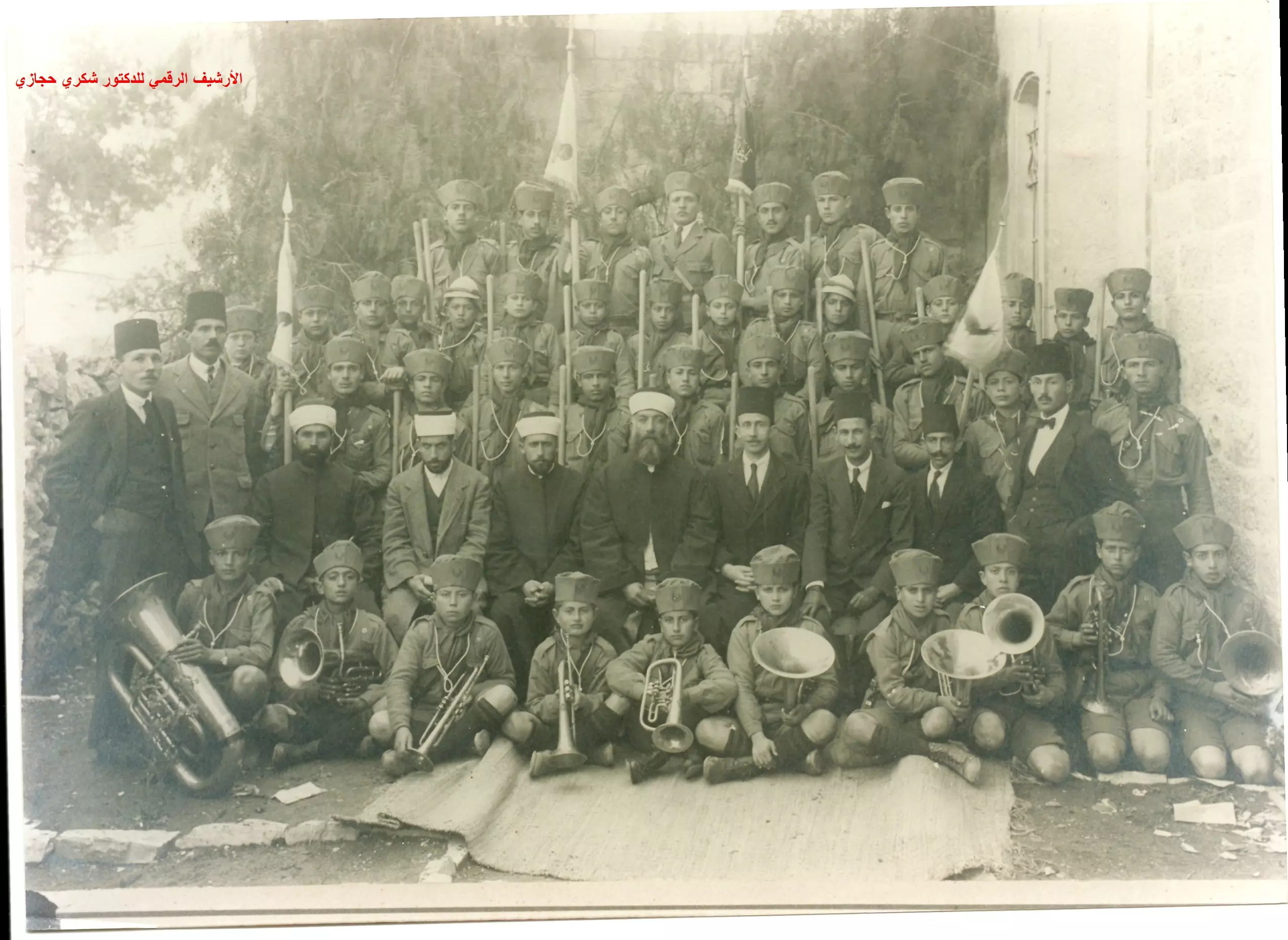 فريق كشافة وهيئة تدريس كلية روضة المعارف الوطنية في القدس عام 1921