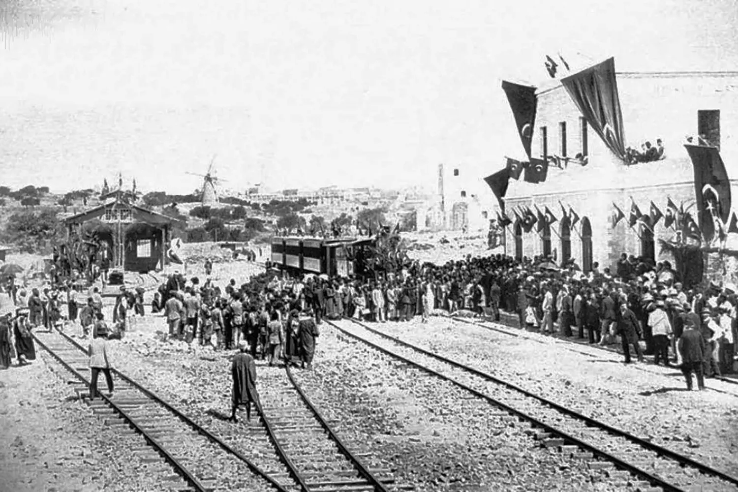 افتتاح محطة قطار القدس عام 1892 والأعلام العثمانية ترفرف