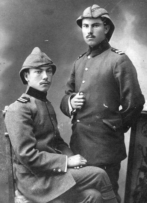 الأخوان حسن شكري وحسين فخري الخالدي بزي الخدمات الطبية العثمانية في القدس 1915 بعدسة خليل رعد
