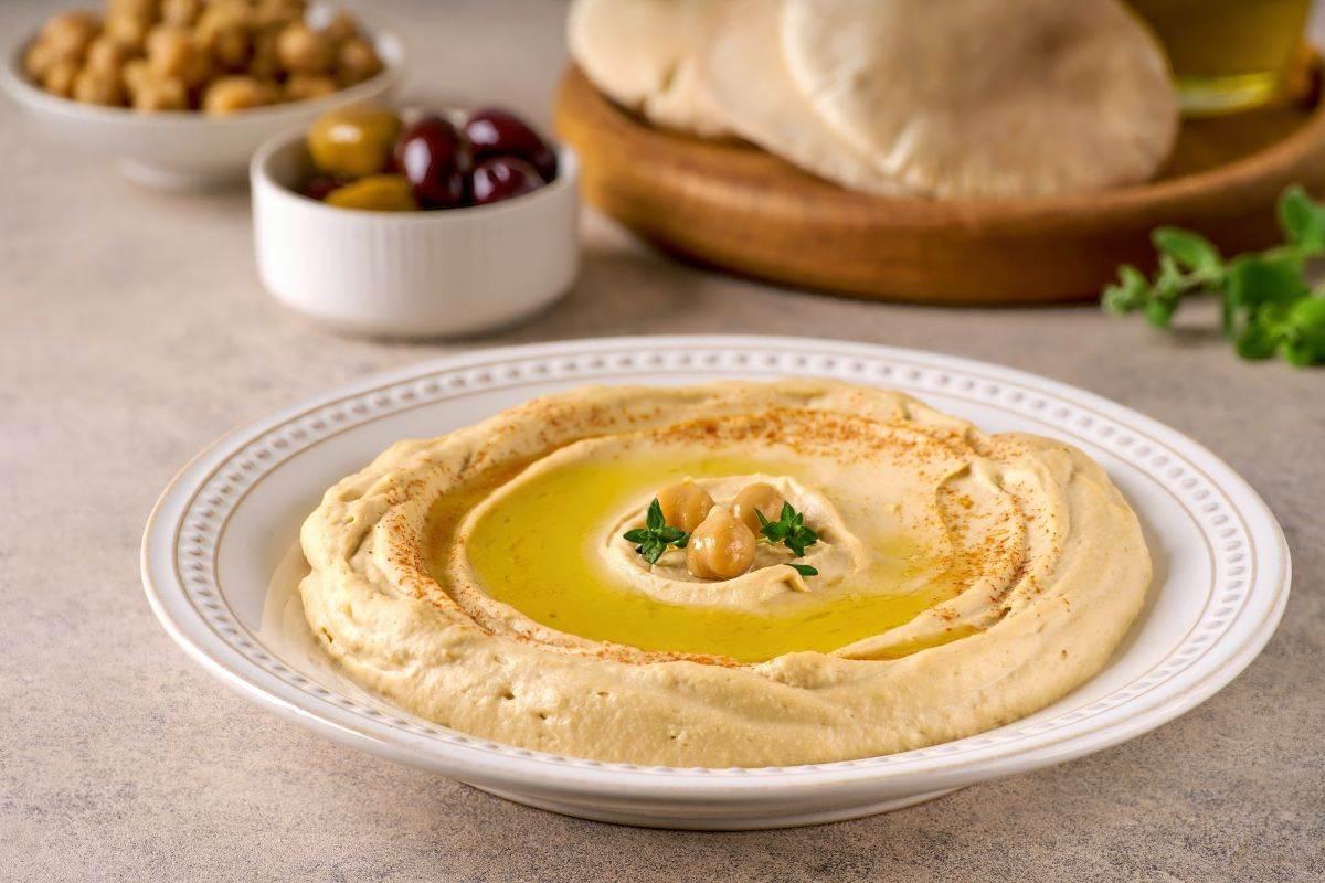 صحن حمص فلسطيني بالطحينة وزيت الزيتون والحمص الحب