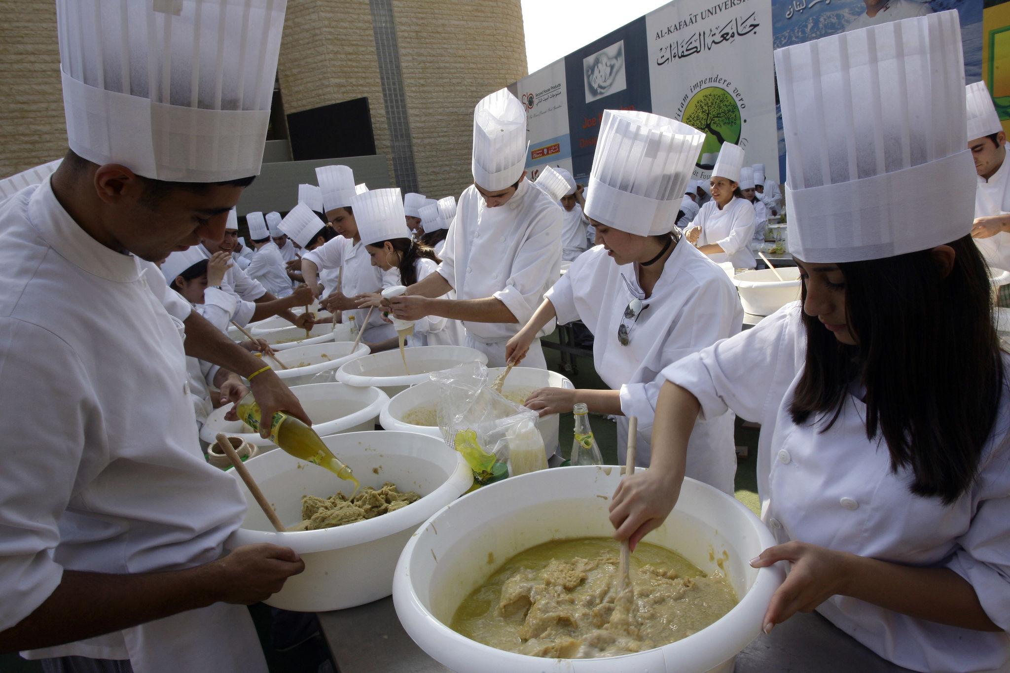 بطاقة توضيحية لحرب الحمص بين لبنان وإسرائيل وأرقام غينيس القياسية 2009-2010