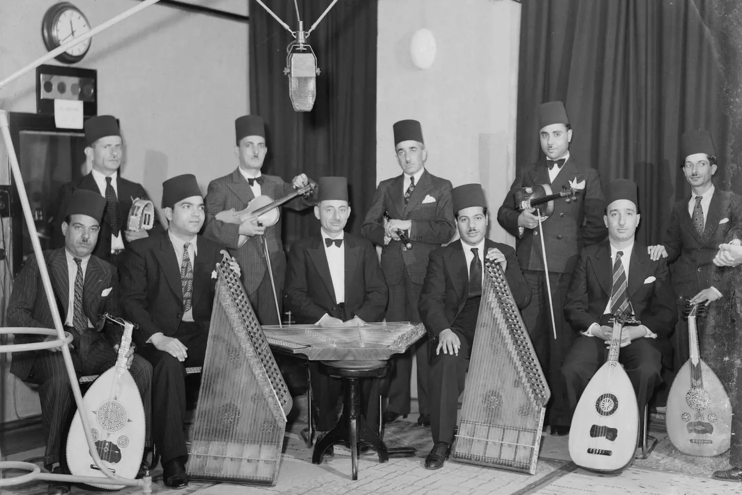 تخت موسيقي عربي يعزف في إذاعة هنا القدس نحو 1940