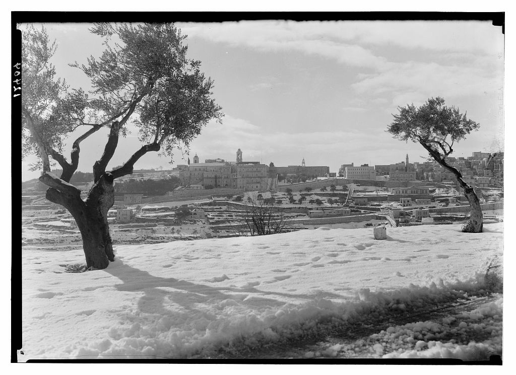 بيت لحم وكنيسة المهد تحت الثلج من طريق القدس بيت لحم عام 1941