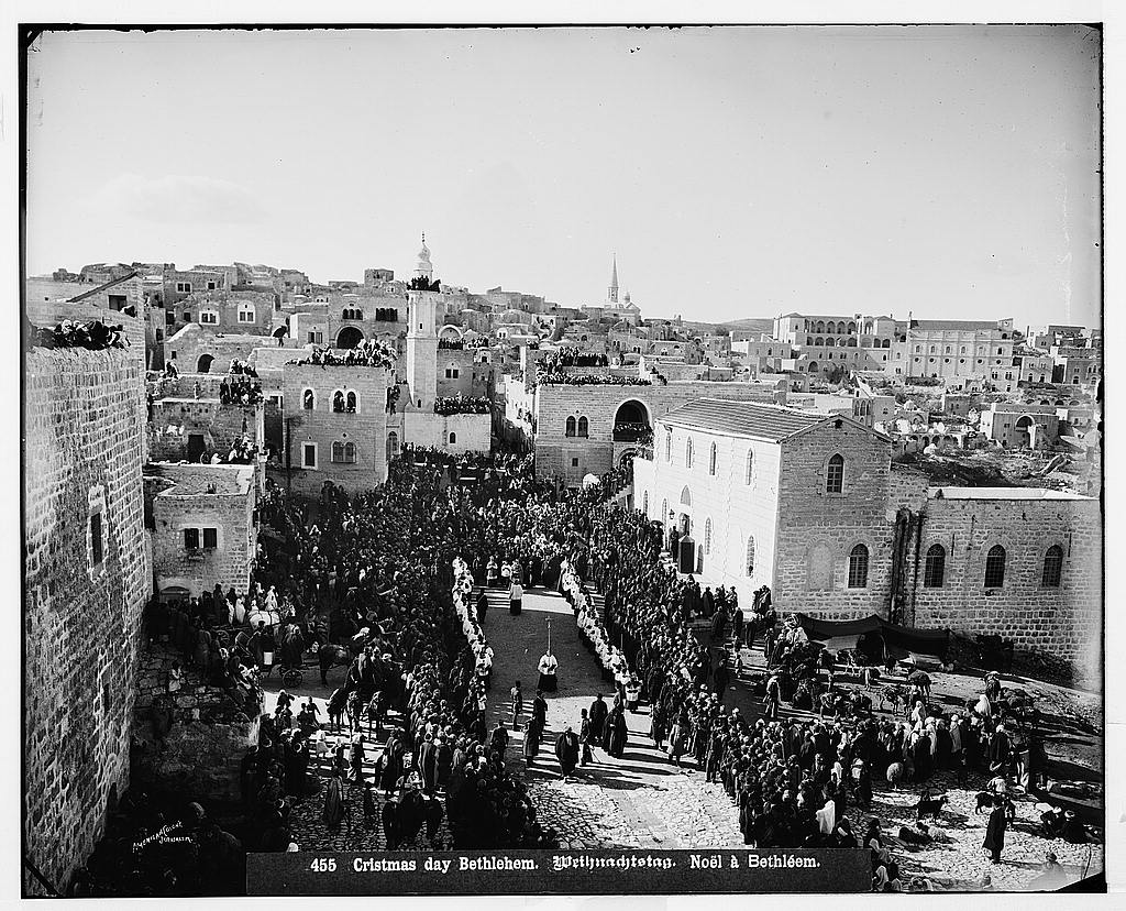 موكب عيد الميلاد في ساحة كنيسة المهد في بيت لحم أوائل القرن العشرين