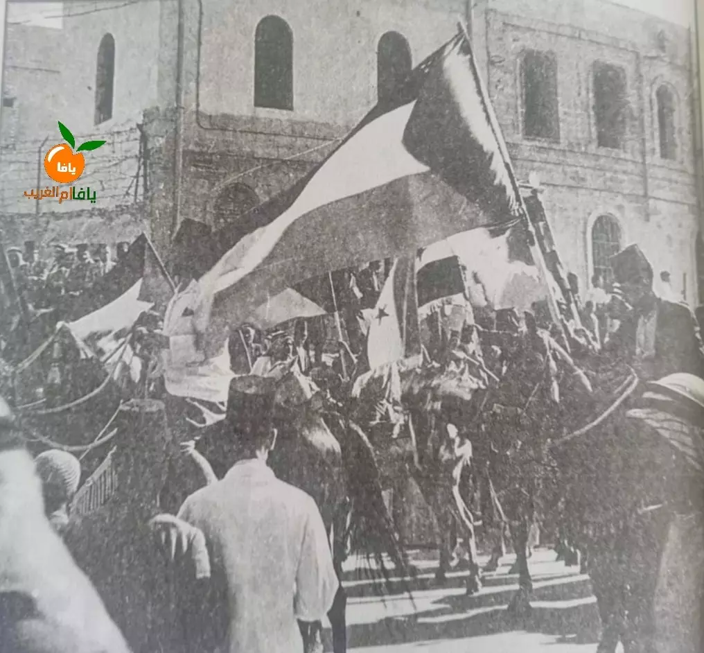أهالي يافا يتجمعون رافعين العلم الفلسطيني للخروج إلى موسم النبي روبين في الثلاثينيات