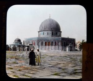 صورة خليل رعد لمقدسيين أمام قبة الصخرة في القدس قبل النكبة
